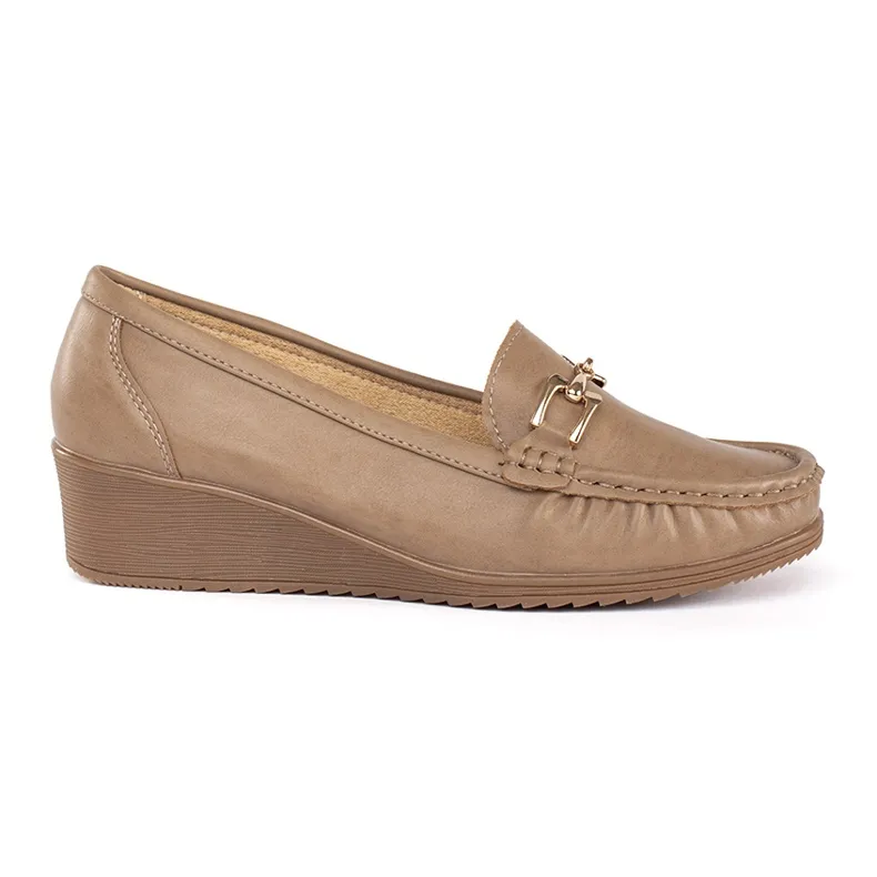 Beige women's moccasins with buckle