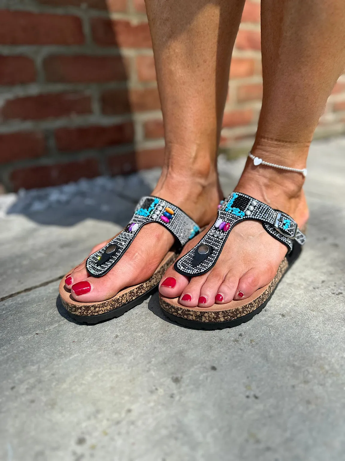 Black sparkling wedges with cork soles and toe post - Get them now!