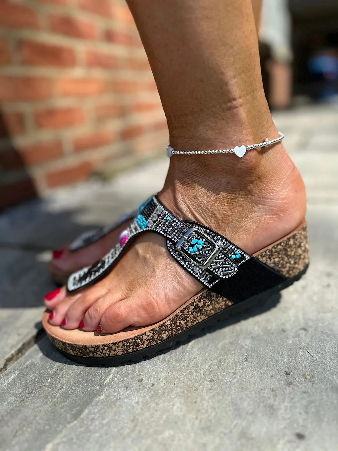 Black sparkling wedges with cork soles and toe post - Get them now!