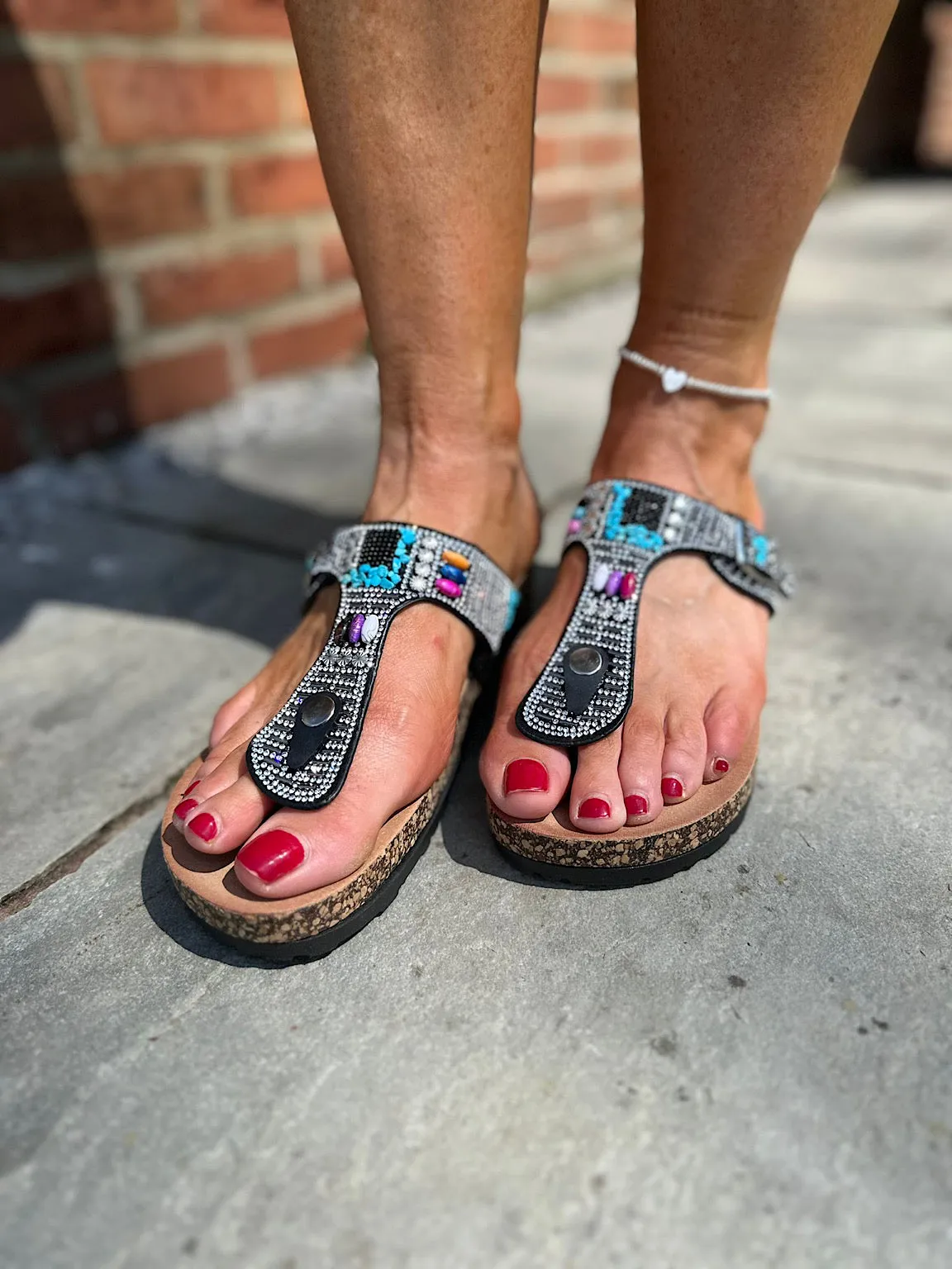 Black sparkling wedges with cork soles and toe post - Get them now!