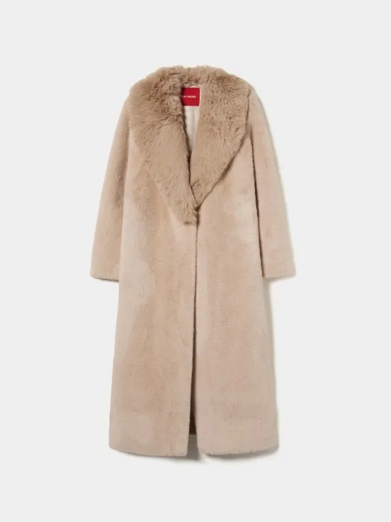 Coat with long fur